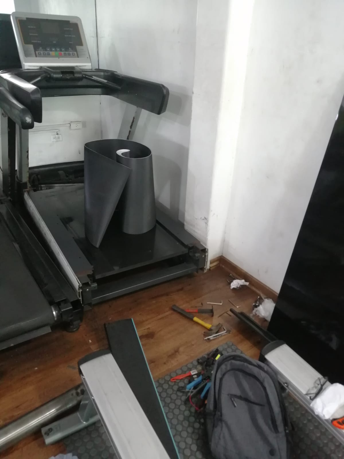 Caminadora con banda nueva enrollada lista para instalar