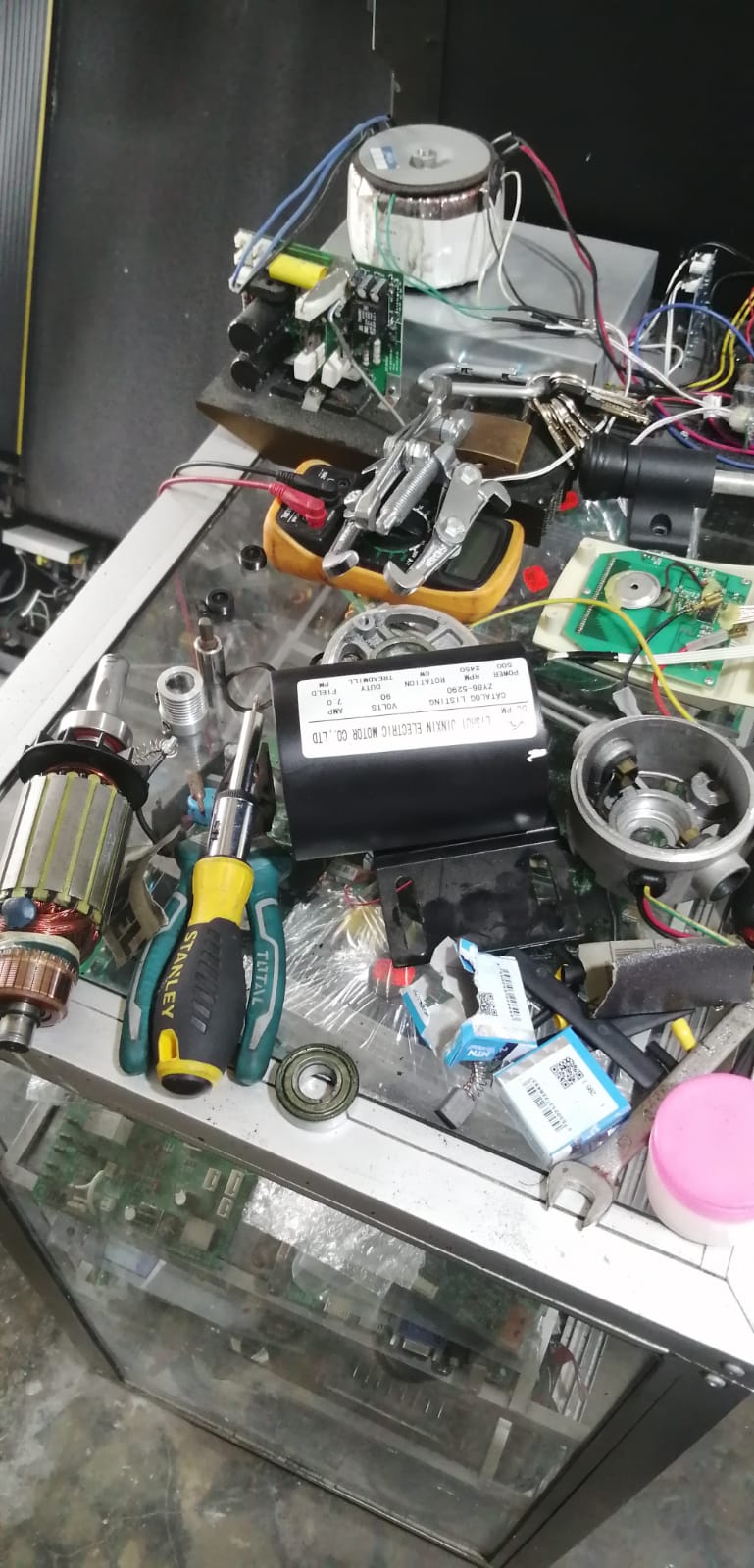 Mesa de trabajo con multímetro y motor en taller Vicelectronics