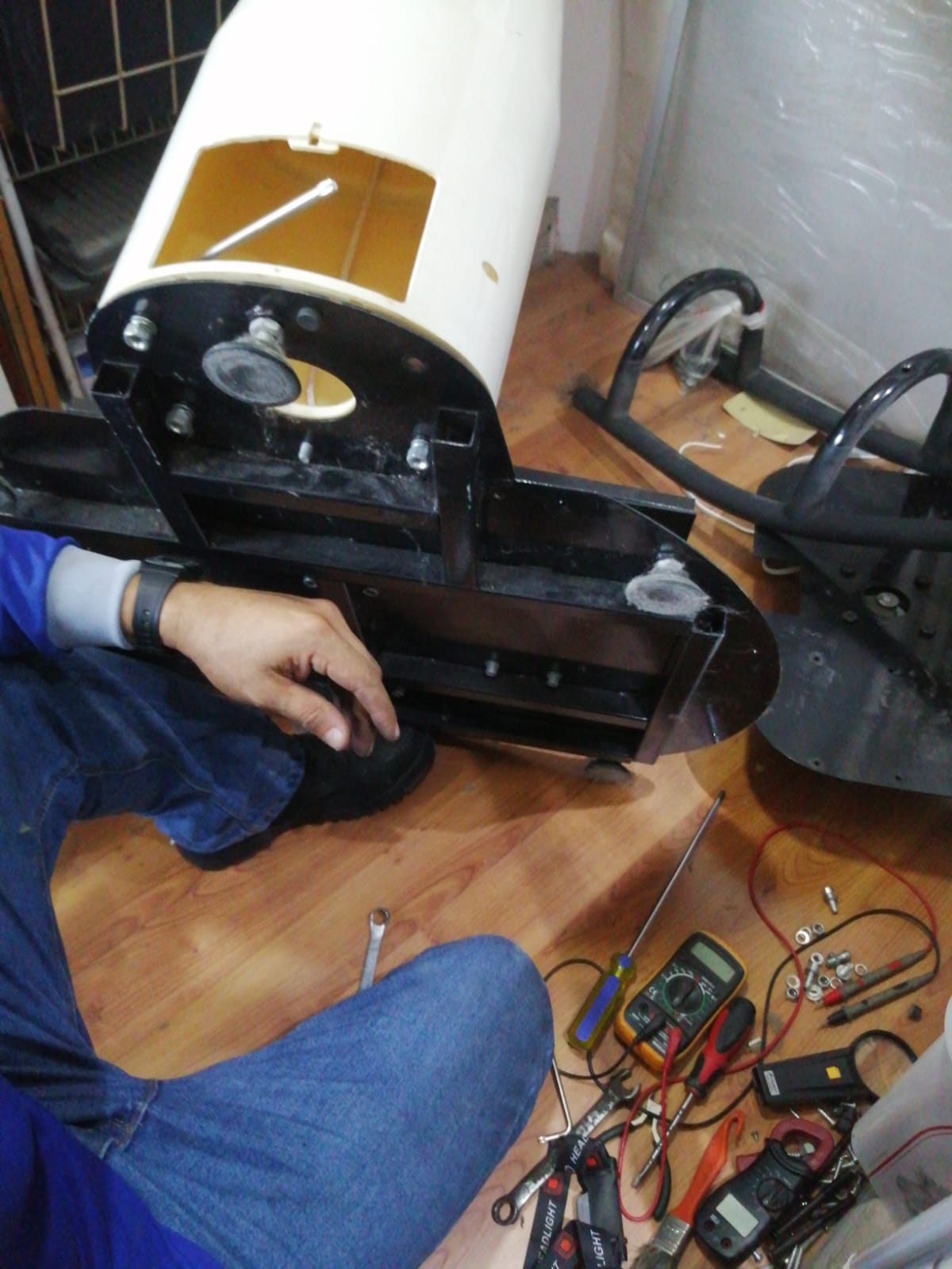 Técnico de Vicelectronics reparando equipo de ejercicio